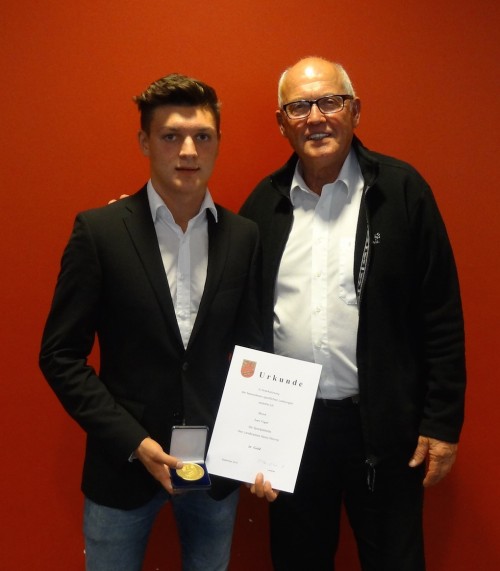 Walter Weisenrieder gratuliert als Vertreter des WRC Lars Vogel