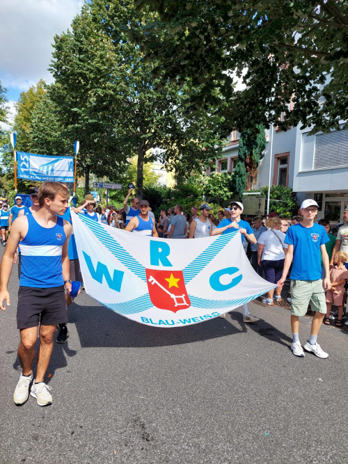 Umzug vor dem Wormser (Foto: J.Huwe)