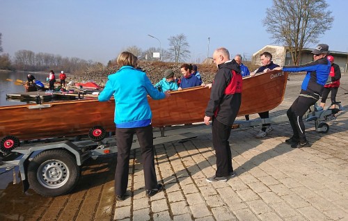 Die Boote werden zu Wasser gelassen