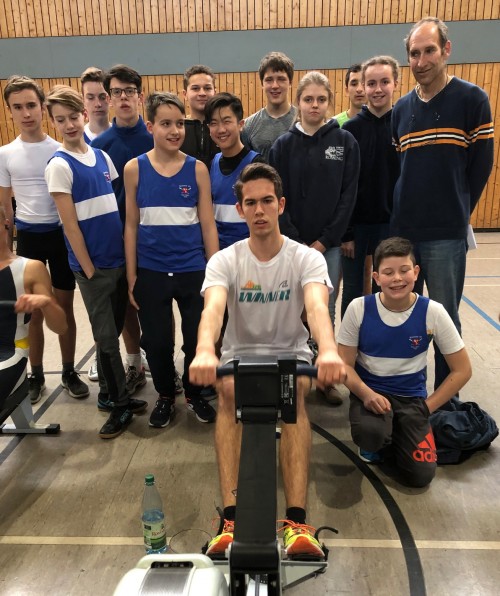 Die 14 Teilnehmer des Wormser Ruderclubs am Ergocup Rhein-Neckar in Ludwigshafen mit Trainer (Foto Sabine Teigland)