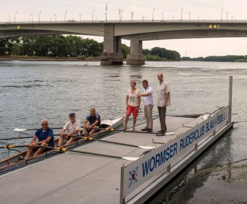 Sabine Teigland (1.Vorsitzende WRC), MdL Jens Guth und Holger Schwarzer (2.Vorsitzender Sport) an der Anlegestelle (stehend von links)