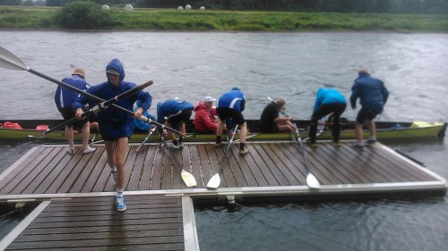 Anlegemanöver bei Sturm und Regen