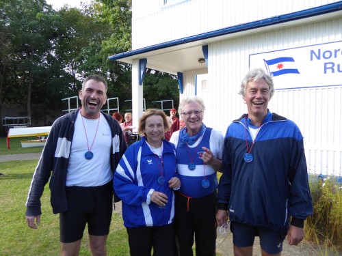 Die beiden Renngemeinschaften bei der Siegerehrung.