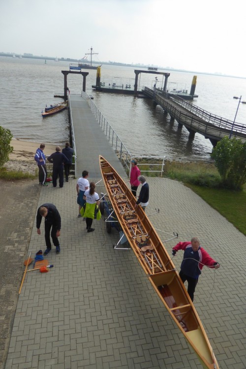 Die Steganlage des Nordenhamer RC. Im Hintergrund passiert gerade eine Hansekogge den Steg;Foto: Bernd Nollert (RGH)
