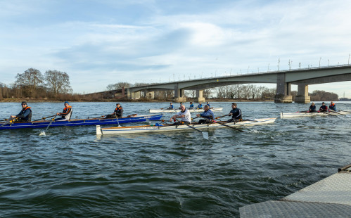Gruppenfoto mit 4 Booten vor der Wormser Pritsche (Foto:S.Schambach)